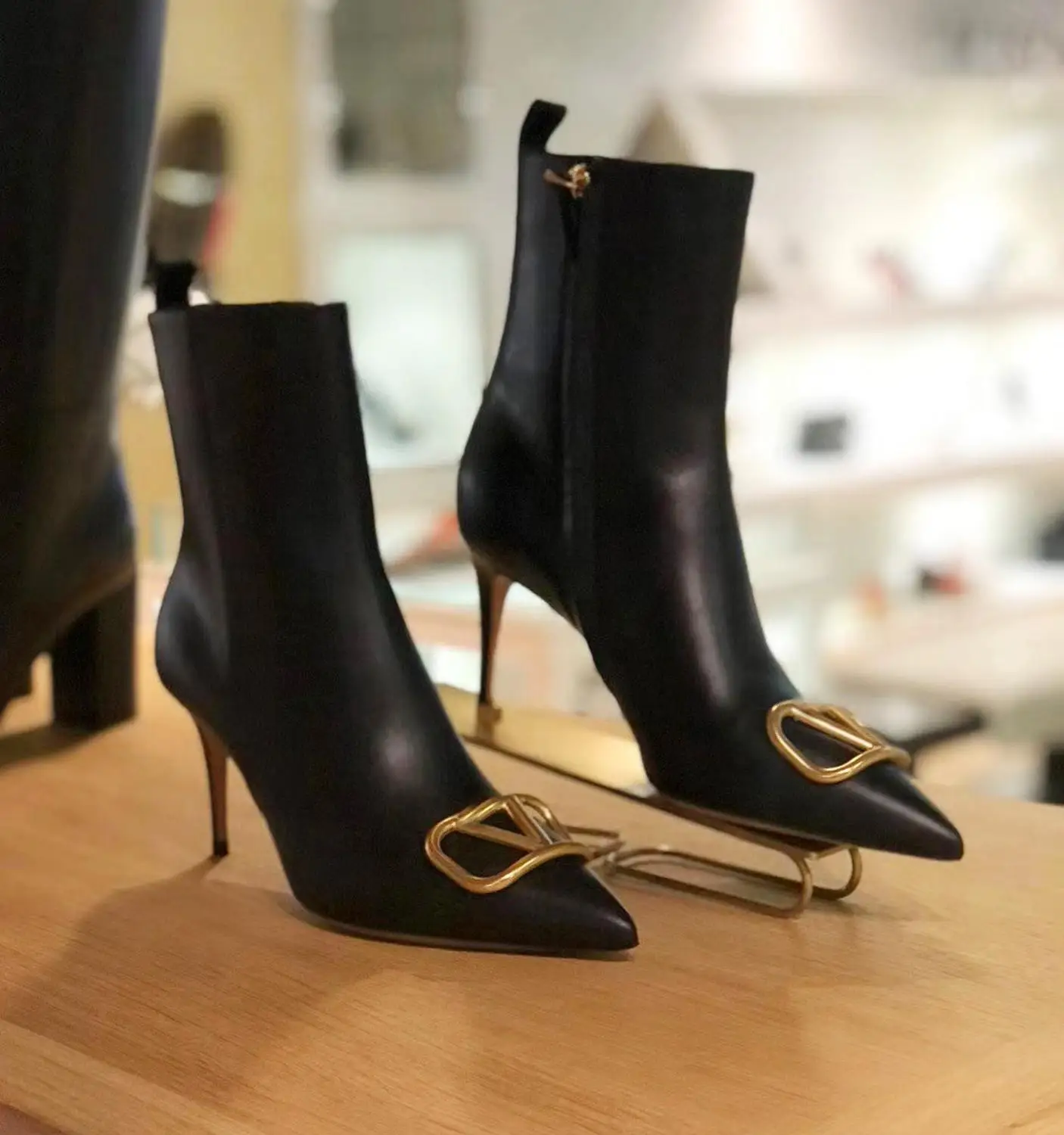 

2020 autumn and winter new black pointed high heel short skinny boots stiletto all-match metal buckle side zipper