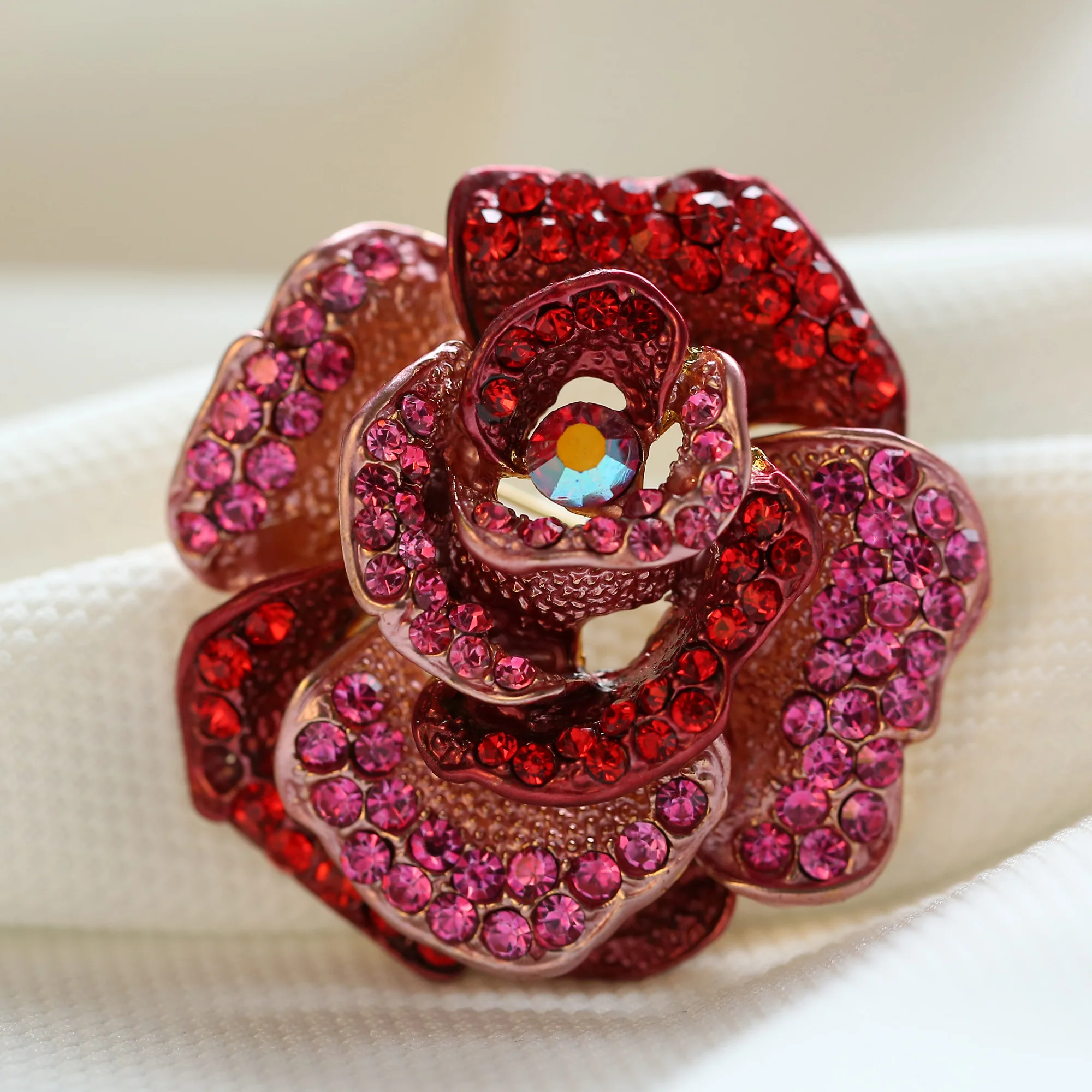 Vintage Style Elegant Roses Flower Gold Tone Brooch Pin Pink Rhinestone Crystal
