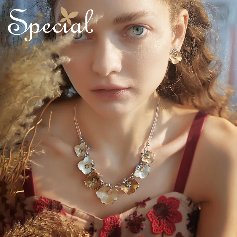 

SPECIAL European and American retro Necklace high-cold temperament clavicle chain Choker persists in blooming in 2019