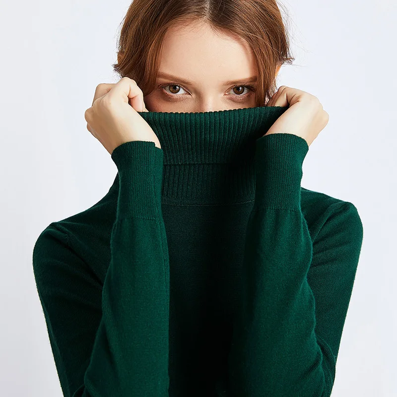 Женский базовый джемпер из органической пряжи с воротником-рулоном ребристыми