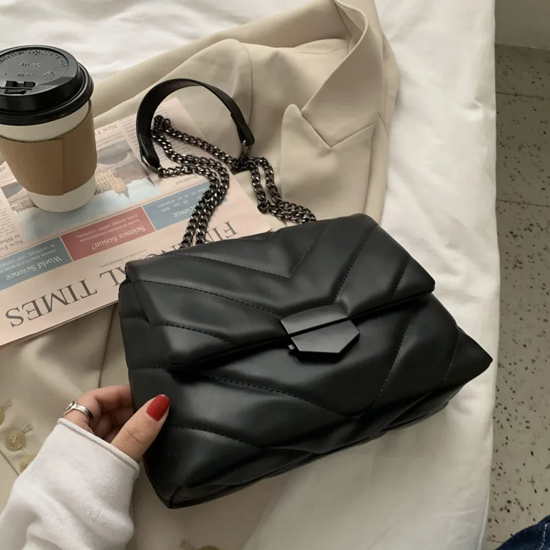 Louis Vuitton lanza bolsa en forma de corazón de la colección Crucero 2021