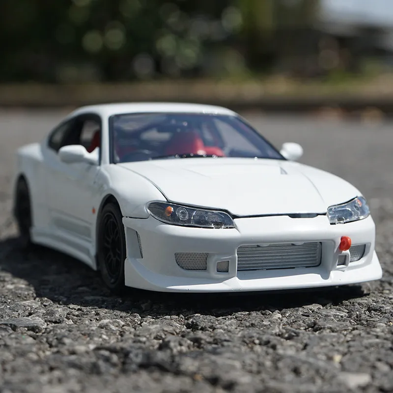 Модель спортивного автомобиля 1:24 Nissan Silvia S15 Литые металлические игрушечные