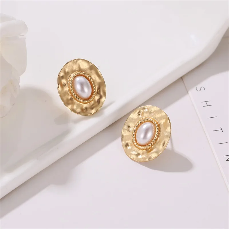 

2019 High Quality Hot Selling Temperament Round Twist Pearl Korea East Gate Simple Earring Gift Feather Earrings