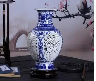 

TRADITIONAL CLASSIC BLUE AND WHITE PORCELAIN DESKTOP DECORATION HOLLOW CERAMICS CRAFTS STORAGE JAR WOOD BASE VINTAGE HOME DECOR