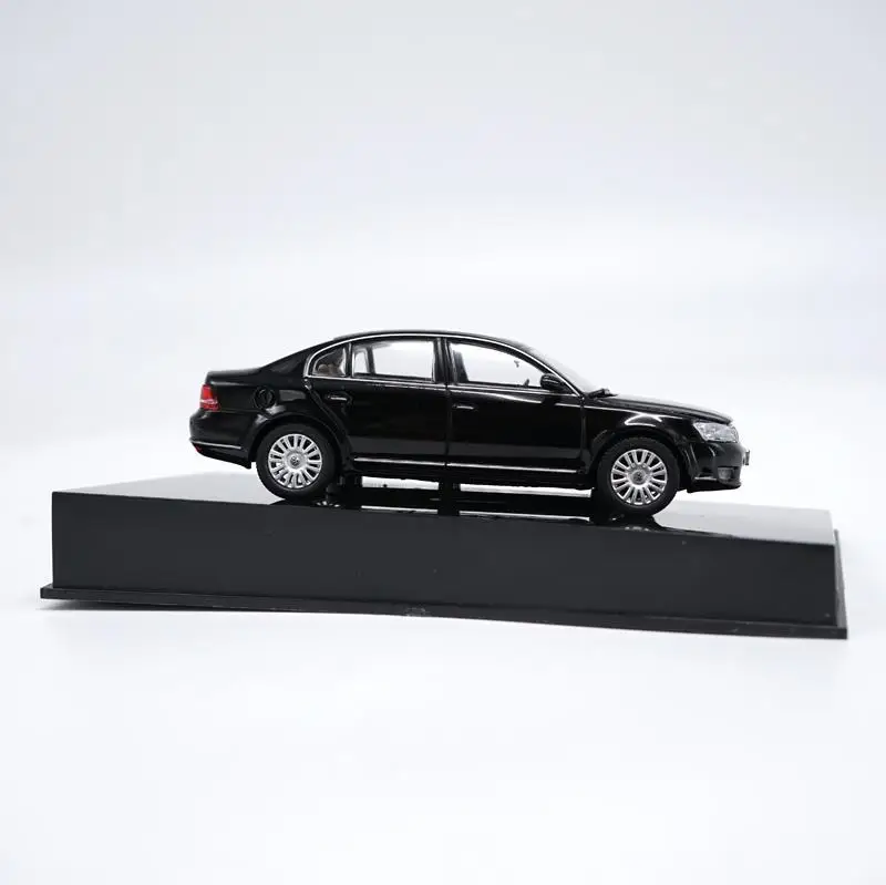 1:43 Масштаб passat черная и серебряная игрушечная машинка из сплава изысканный