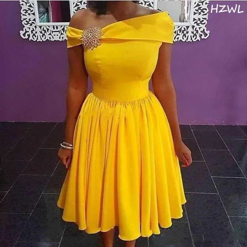 

Simple Yellow Bridesmaid Dresses Knee Length A Line Satin Wedding Party Dress Cheap Party robe de soiree With Crystal Brooch