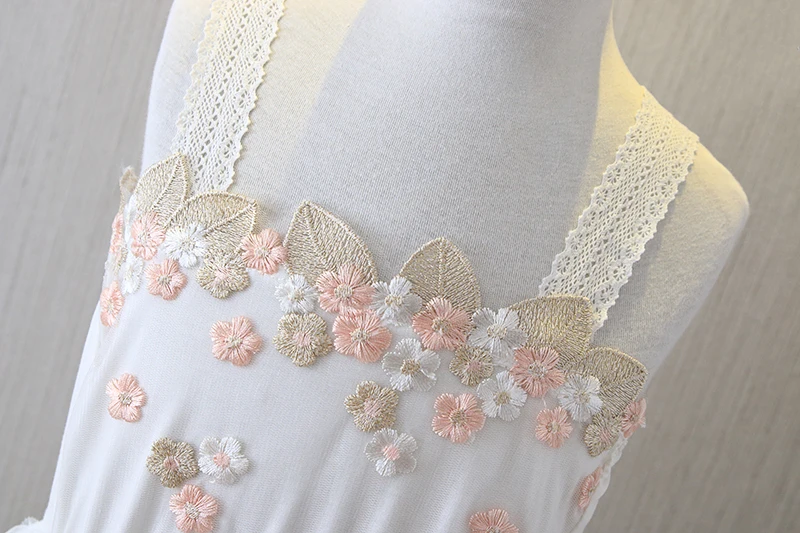 Детское платье пачка с цветочной вышивкой Белое свадебное летнее на бретельках