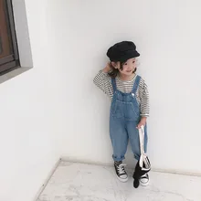 Модные Универсальные джинсовые комбинезоны в Корейском стиле для девочек г. Детские повседневные брюки на подтяжках для мальчиков, 2 цвета От 1 до 7 лет