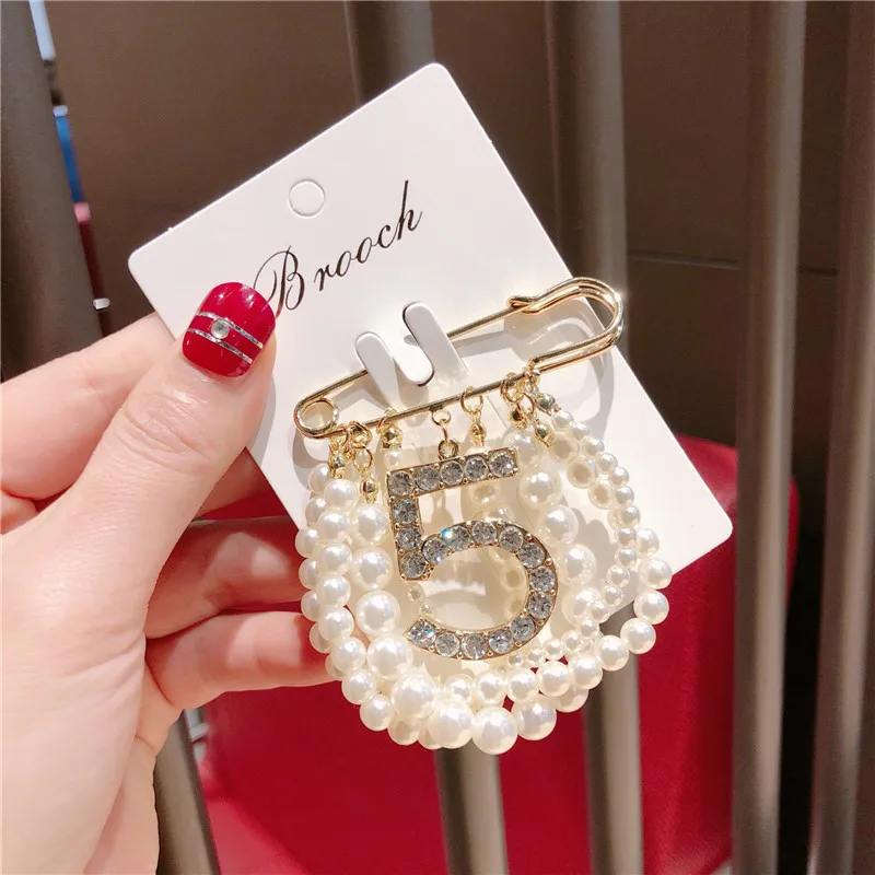 

Antique Full Pearl Tassel Brooch Women Unique Chain Crystal Letter 5 Pendant Brooches Coat All Match Hot Brooch Pins