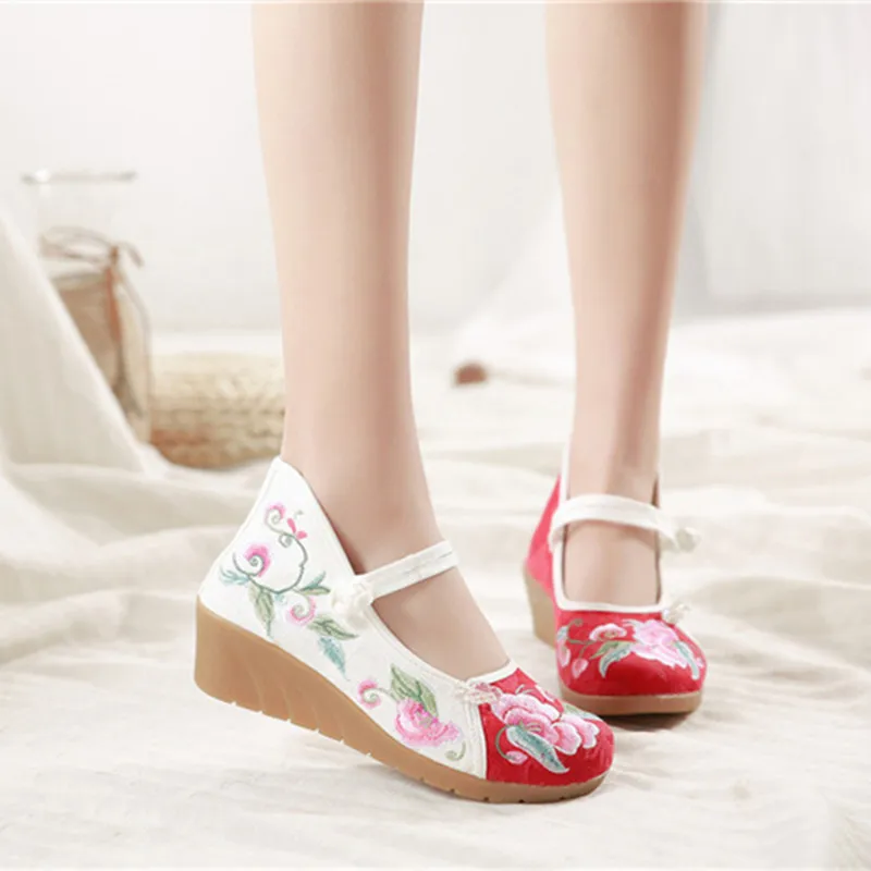 

Vintage Embroidery Women Pumps Patchwork Floral Embroidered Wedges Shoes Woman Chinese Brider's Wedding Shoes Zapatillas Mujer