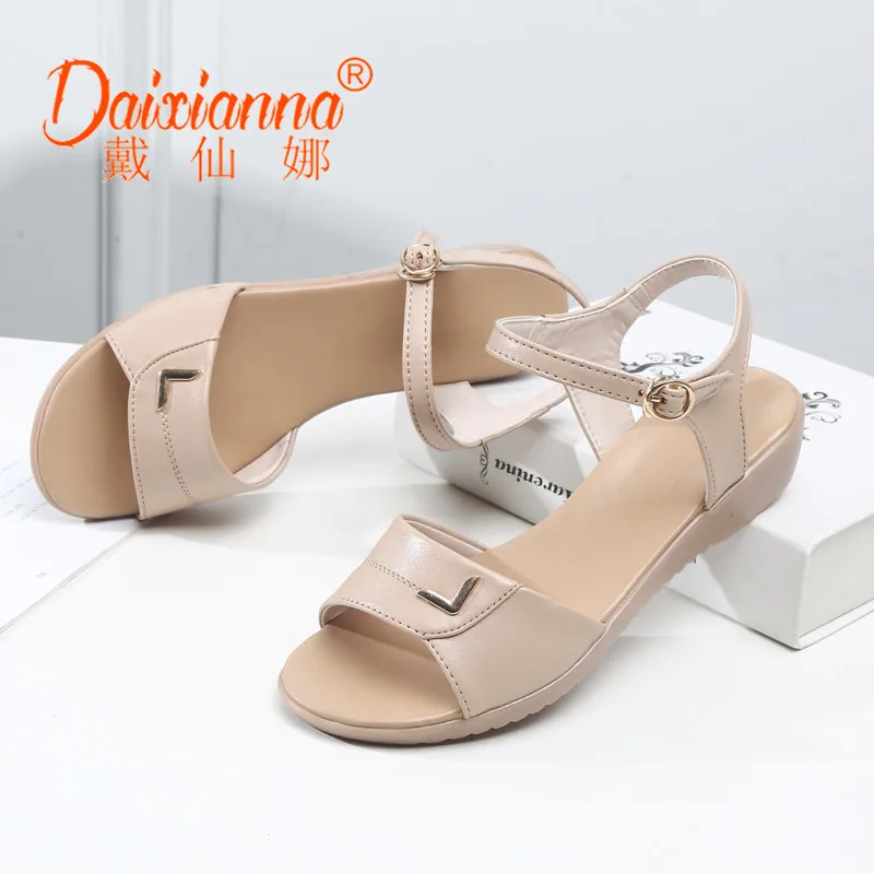 

2018 New Style Summer Genuine Leather Sandals Middle-aged Women Slanted Heel Soft-Sole Mom Shoes Flat Middle-aged Large Size WOM