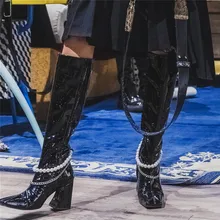 Блестящие черные кожаные сапоги до колена; женская обувь на высоком каблуке с жемчужными цепочками; сапоги из лакированной кожи на молнии; zapatos de mujer