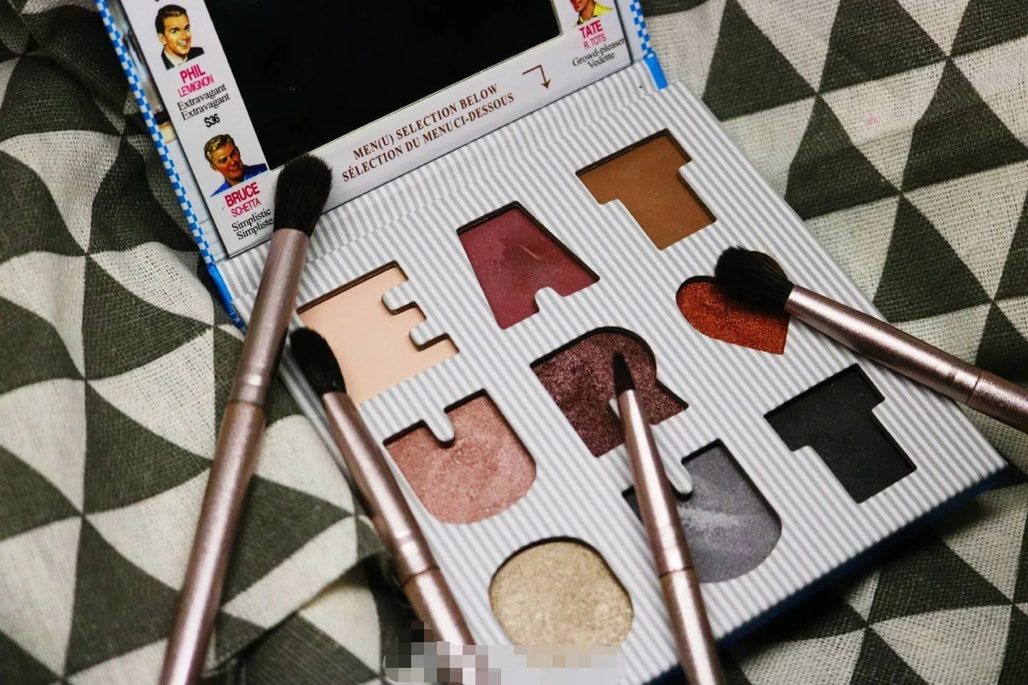 

9 Color Eyeshadow Palette Letter Shape Portable Eyeshadow Pallet Matte And Shimmer Waterproof Makeup Palette With Mirror