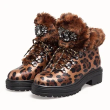 Для женщин сапоги Стразы кожа; женская обувь на платформе с каблуком, зимние женские короткие сапоги, меховые леопардовые снежные сапоги модная повседневная женская обувь ботильоны