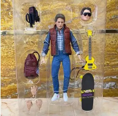 백 투 더 퓨처의 상징적인 닥터 브라운과 마티 맥플라이가 놀라운 액션 피규어로 부활!