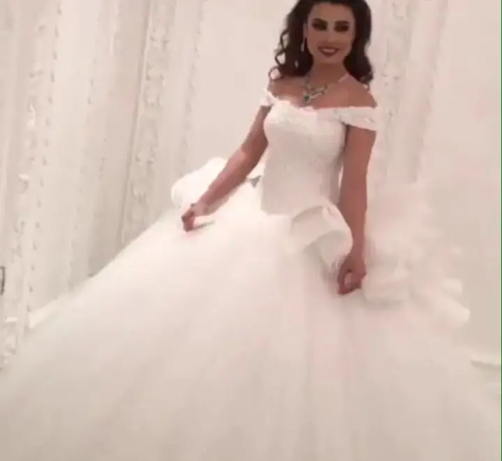 

Romantic Off the Shoulder with short Sleeve Beaded Lace Wedding Dresses 2016