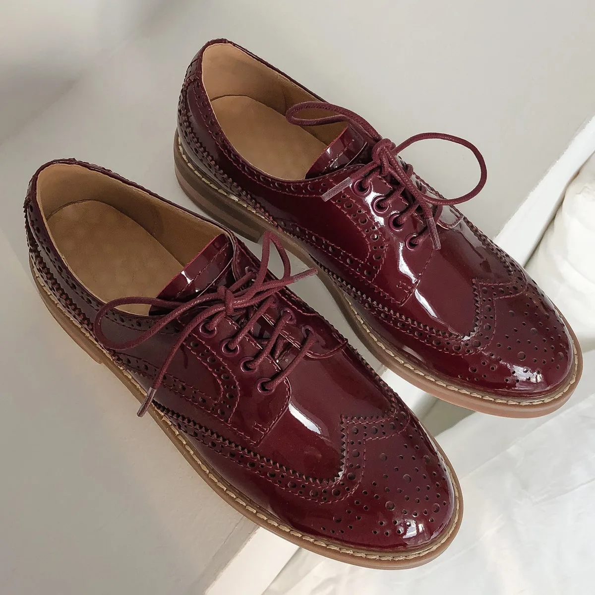 wine red Женские туфли-оксфорды из натуральной кожи на плоской подошве со шнуровкой; мягкие удобные туфли-броги с перфорацией в британском стиле; Винтажная обувь в стиле ретро - Цвет: wine red