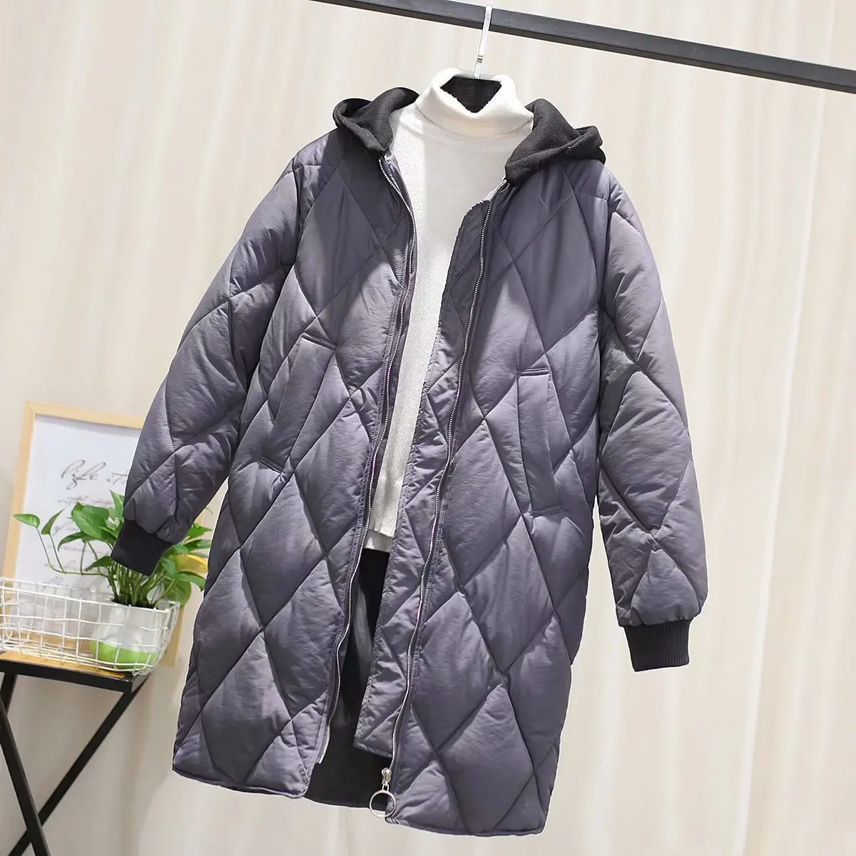 

2018 Winter New Style Fashion Contrast Color Hooded Rhombus Long Slimming Cold Protective Clothing Women Coat Three-Color