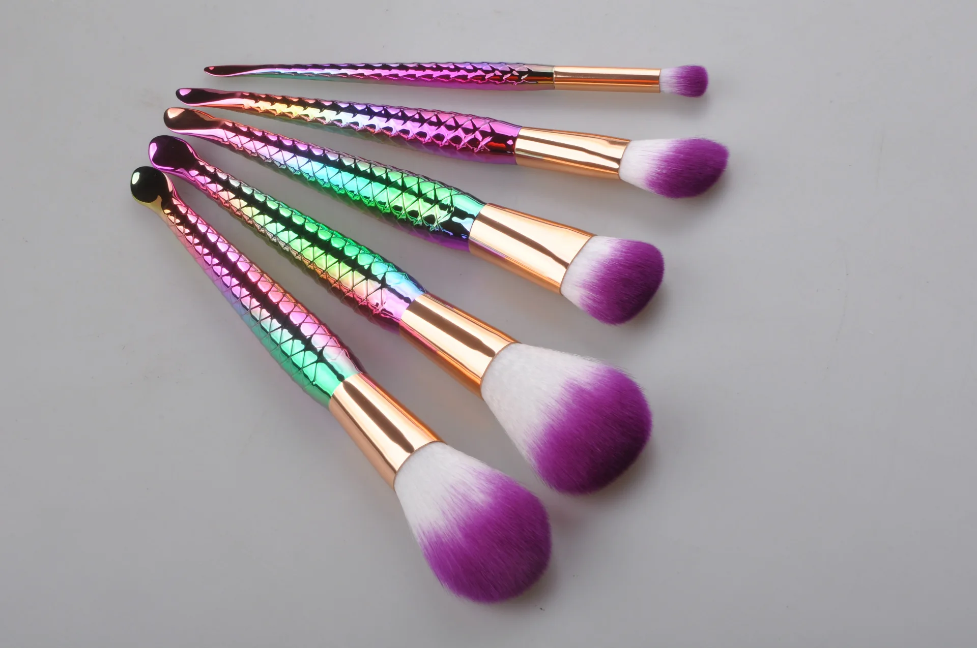 

Manufacturers Direct Selling New Style 5-Leg Color Mermaid Makeup Brush Set Scale Pattern Makeup Brush Hot Selling