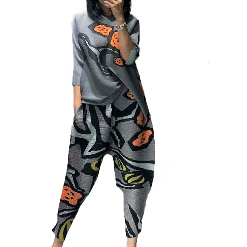 

LANMREM 2019 New Autumn And Winter Round Neck Three Quarter Pleated Printed Gray Shirt And Elastic Loose Pants Female Set WJ2860
