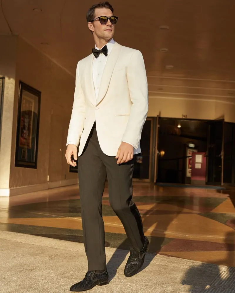 

Two Pieces White Jacket Black Pants Tuxedos Custom Made Wedding Suit For Men High Quality Groom Formal Wear(Jacket+Pants)