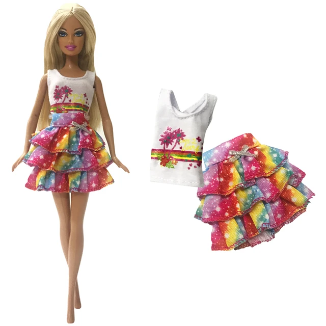 Boneca barbie com roupa de verão da moda