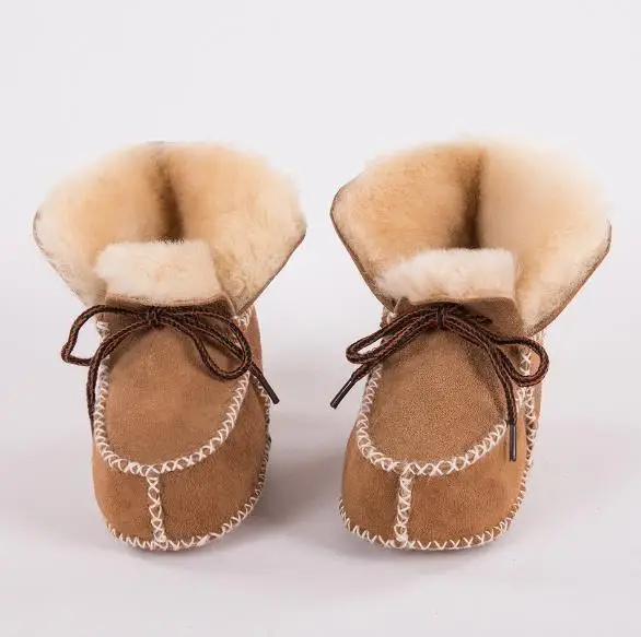 Новинка; зимние ботинки из овечьей замши и шерсти с мехом для маленьких мальчиков; теплые мокасины для маленьких девочек; ботинки на шнуровке с плюшевой подкладкой