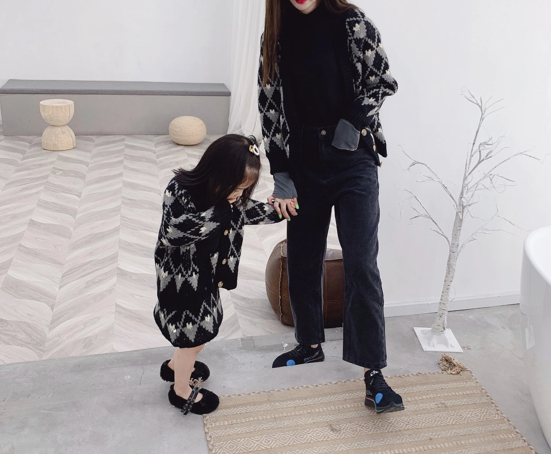 Новинка Осень-зима 2009 г. Xiaoxiangfeng Девушка Клетчатый свитер шерстяной костюм Одежда для мамы и дочки