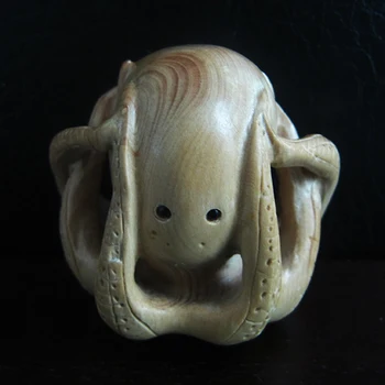 

Q4140 - 2 " Hand carved Boxwood Netsuke - Pretty Octopus
