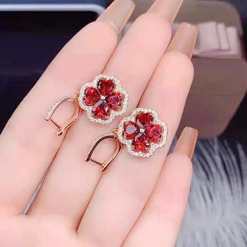

Женские серьги-гвоздики из серебра 925 пробы с гранатом