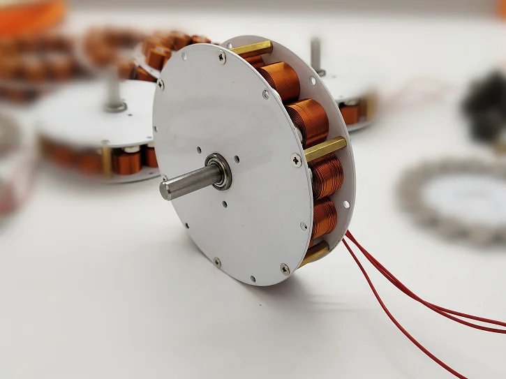 Micro-disc generator with iron core, strong magnetic, low speed, high power generation, multi-pole, three-phase alternator