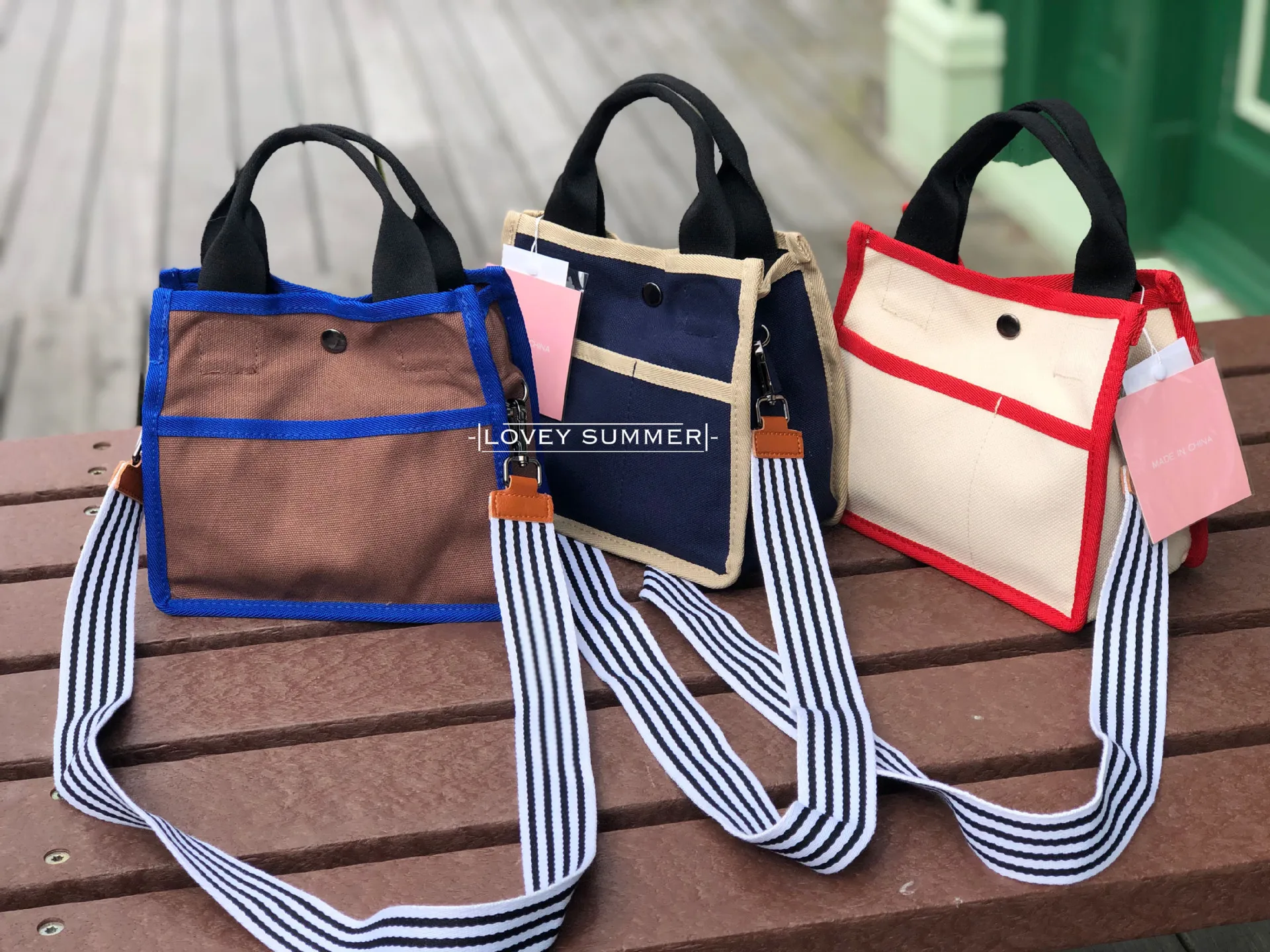 

Broad shoulder strap canvas shoulder bag