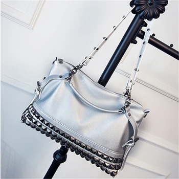 

2019 new female bag fashion large capacity rivet bag shoulder diagonal handbag punk bag Female Messenger Bags