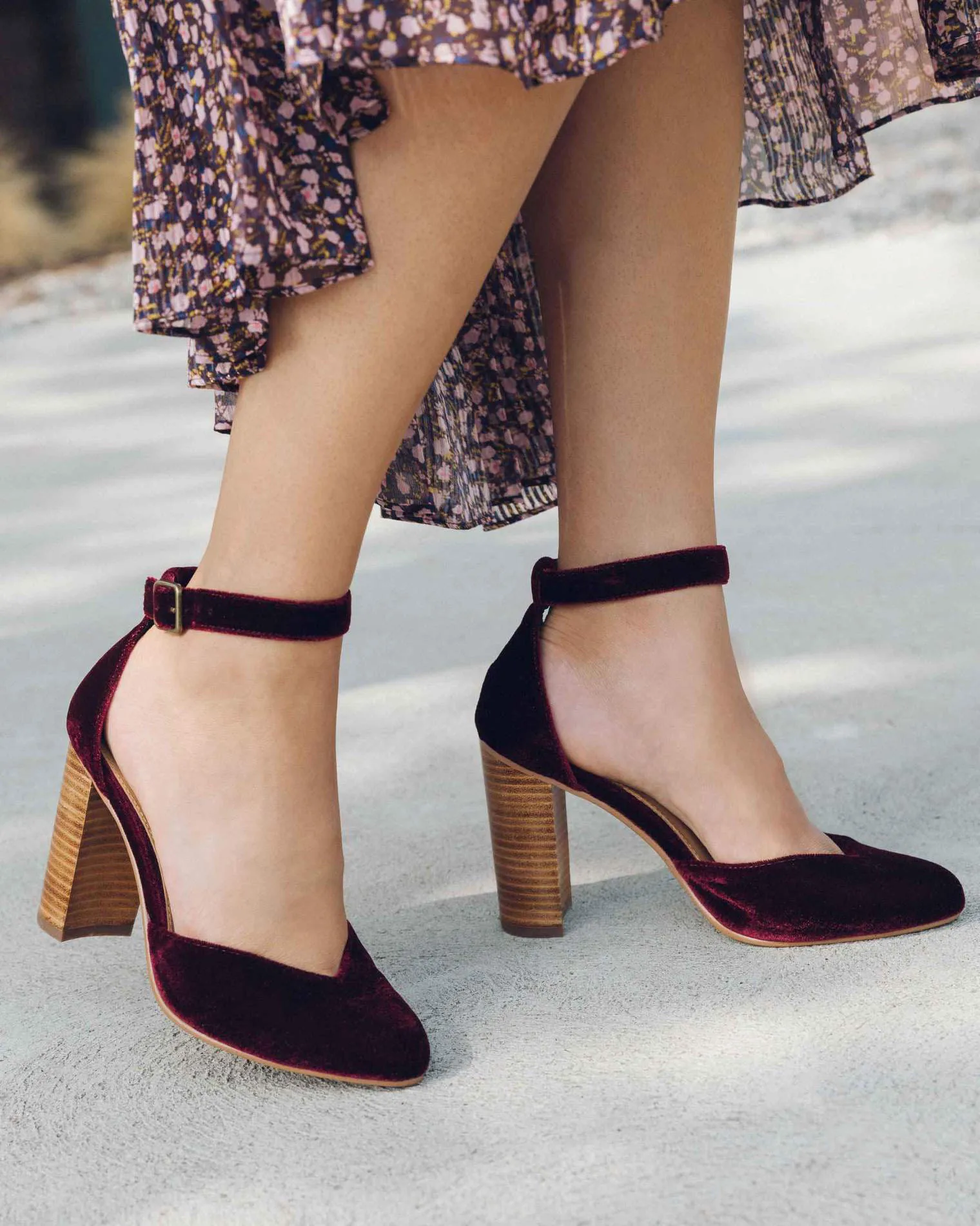 Новая весенне-Летняя женская обувь на высоком толстом каблуке с острым носком в Корейском стиле пикантные замшевые сандалии с закрытым носком F90316