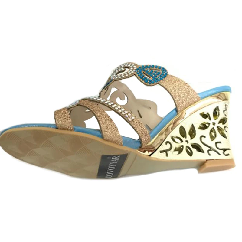 Женские сандалии стразы на танкетке с вырезами и цветами летние тапочки открытым