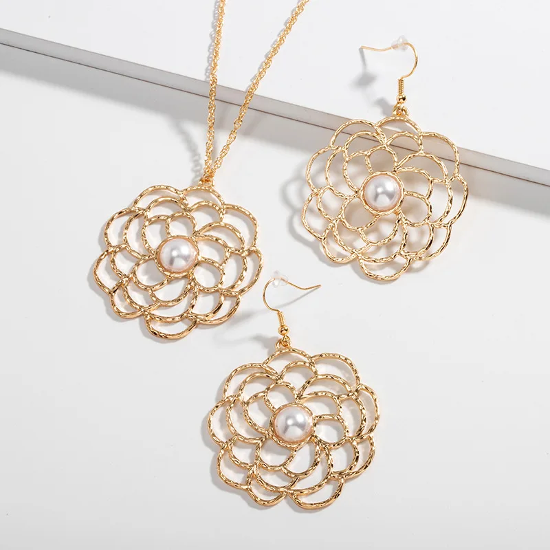 

Vintage Metallic Gold Chain Pearl Pendant Necklace Butterfly Pendant Women Ladies Necklace Jewelry for Valentine's Day Gifts