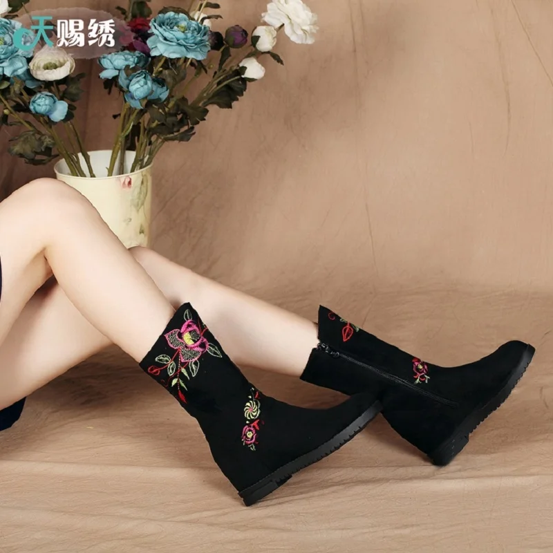 2019 autumn and winter new women's booties increased embroidered suede round head zipper in the tube single boots