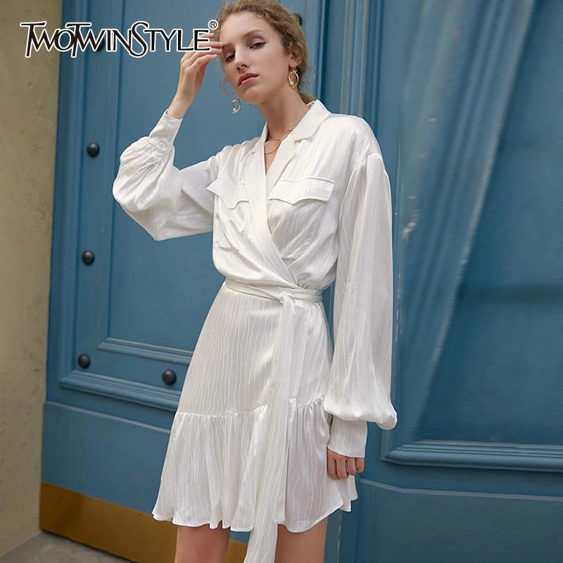 Gaun Elegan Putih TWOTWINSTYLE untuk Wanita Gaun Mini Hem Tidak Beraturan Balutan Pinggang Tinggi Lengan Panjang Lentera Berlekuk Wanita 2021
