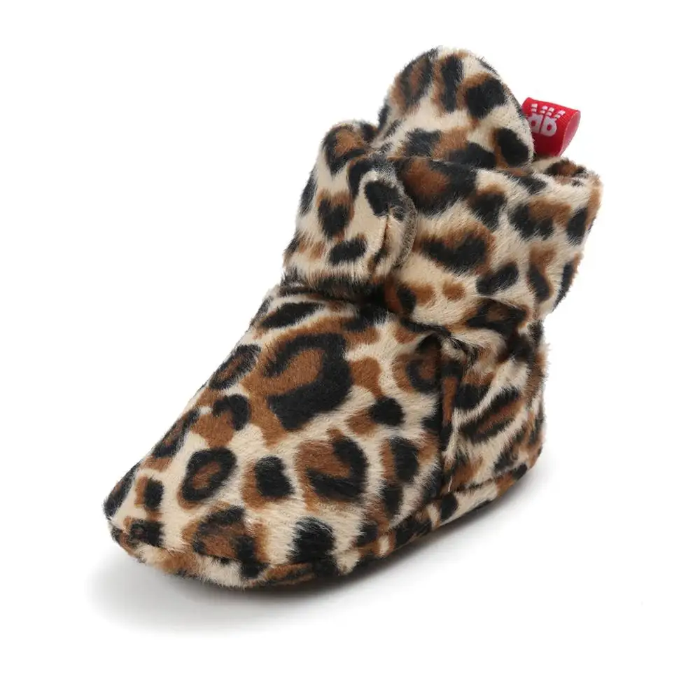 Leopard Ботинки для маленьких мальчиков и девочек; хлопковый для новорожденных; мягкие Нескользящие теплые флисовые пинетки теплые носки для зимы; тапочки; обувь для малышей - Цвет: Leopard