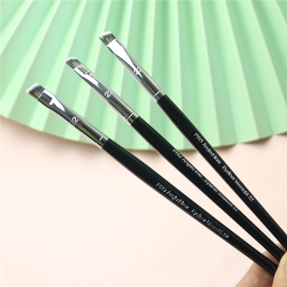 

22# Makeup brush Professional Slash Eyeliner brush Eye Makeup brush Beauty Makeup tool Professional brand Cosmetic brush 1pcs