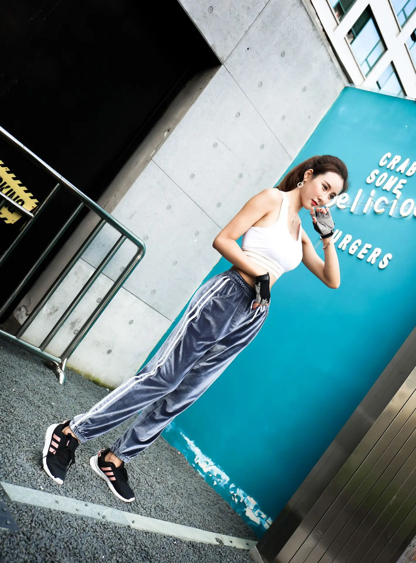 Спортивные штаны для отдыха и фитнеса, большие размеры, Свободные Студенческие осенние корейские Бархатные полосатые штаны для девушек