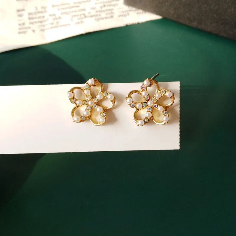 

Korean Fashion Vintage Gold Plating Alloy with Pearl Accent Floral Stud Earring