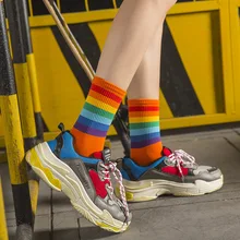 Новые осенние и зимние женские носки в радужную полоску, длинные носки, трендовые уличные корейские носки ярких цветов