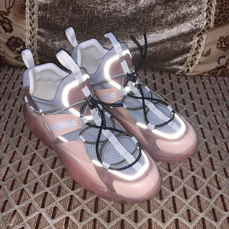 Новые дышащие сетчатые женские кроссовки со светоотражающей толстой подошвой; повседневная обувь на шнуровке; женская повседневная обувь розового и серого цвета; женская обувь; Chaussures