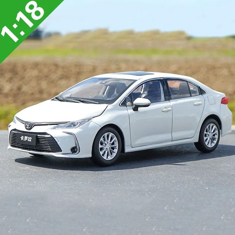 1 18 Toyota Corolla 2019 White Red Sedan Alloy Toy Car Diecast