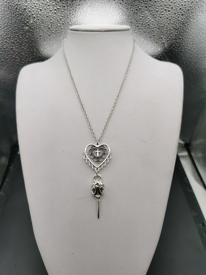 Choker con teschio di corvo / Gioiello gotico, Collana con nastro di velluto, Ciondolo con teschio di uccello in argento, Colore personalizzato - Italia