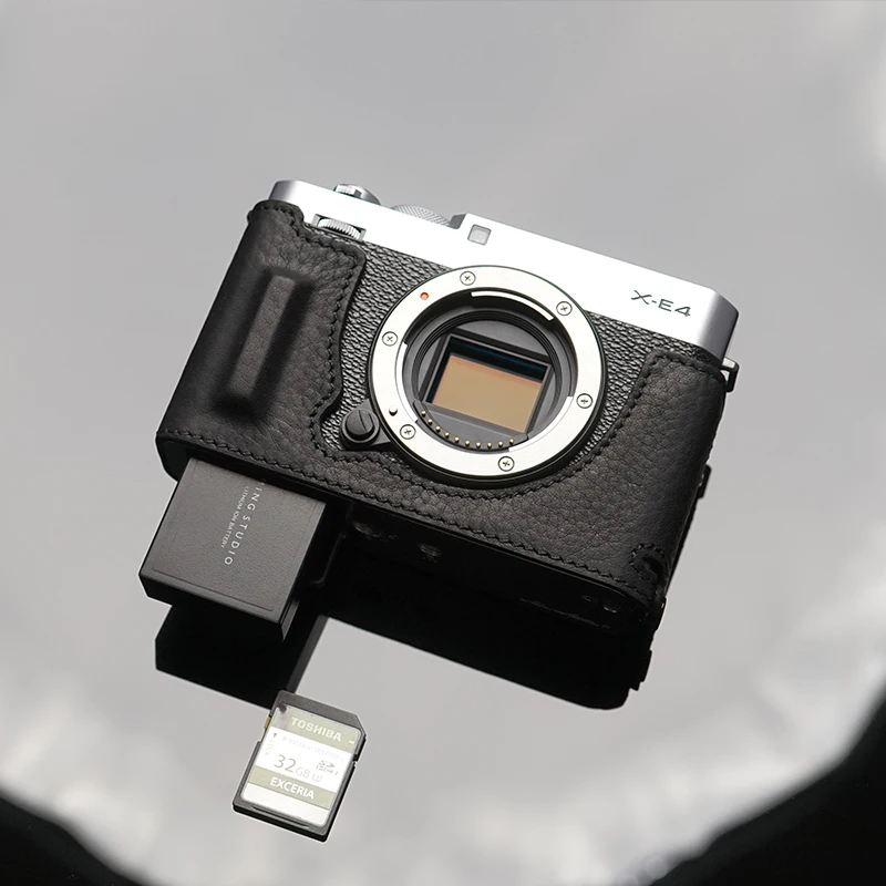 【美品】FUJIFILM X-E4+純正レザーケース(未使用) KAZA、FUJIFILM X-E4用のレザーカメラケース。オプションで専用