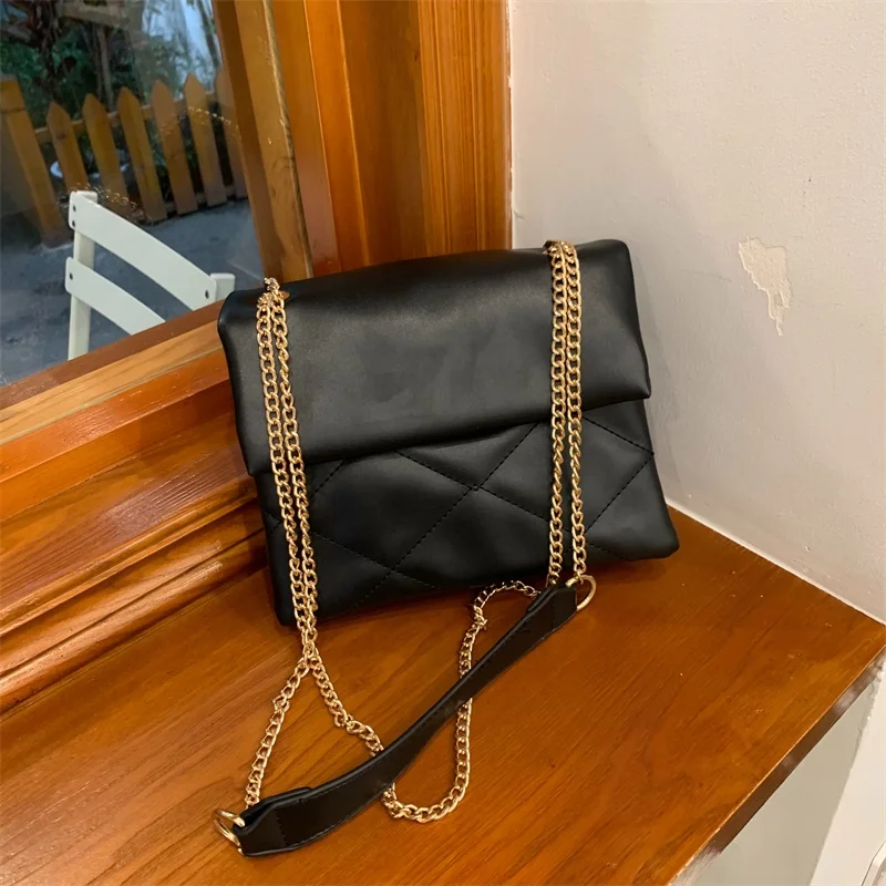 

2020 new net red female bag niche large capacity bag female foreign style fashion wild chain shoulder messenger bag female