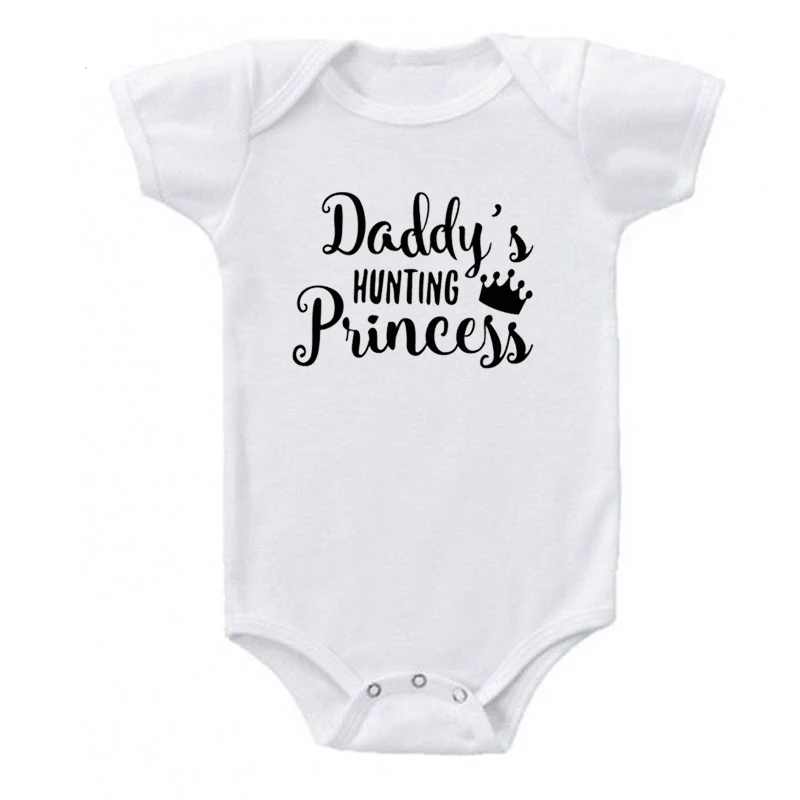 Белый И надписью «Daddy's Охота платье принцессы из хлопка с принтом хлопковая одежда для новорожденных от Carter's, детский костюмчик, хлопок короткий рукав боди для маленьких мальчиков девочка Onesies детская одежда, комбинезон - Цвет: Белый
