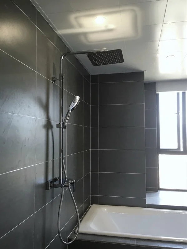 A set of luxurious shower faucets with mirror surface, dye, rain 10 inches